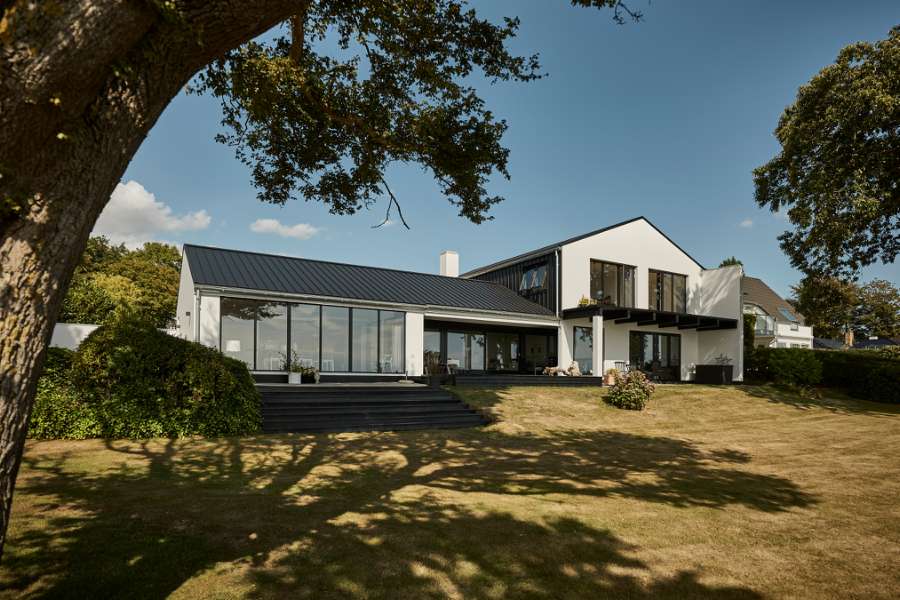 A very fine roof and façade solution on Funen, Strandvej 54B, Ballen, 5762 Vester Skerninge